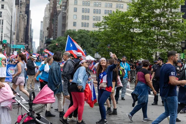 Manhattan sokaklarındaki kalabalık Porto Riko Günü Geçidi 'ni kutluyor.