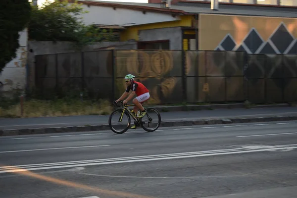 Cyklist Rider Gatan Brasov Rumänien — Stockfoto