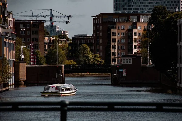Detailní Záběr Bílý Člun Plující Kanálu Amsterdamu Nizozemsko — Stock fotografie