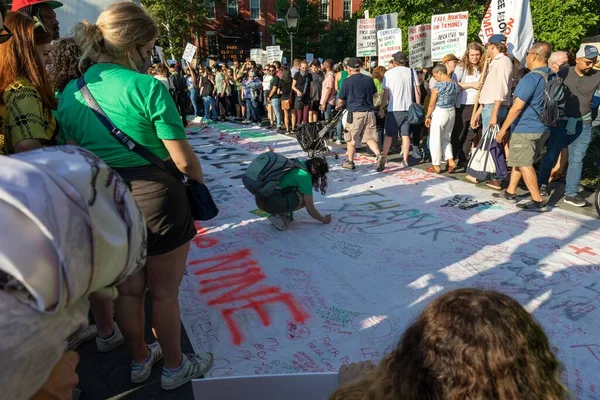 Washington Square Park 'ta yürüyüş yapan protestocular, Anayasa Mahkemesi' nin Roe v. Wade davasını bozmasının ardından...