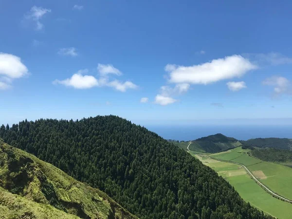 Eine Luftaufnahme Der Grünen Vulkanischen Berge Und Hohen Hügel Mit — Stockfoto