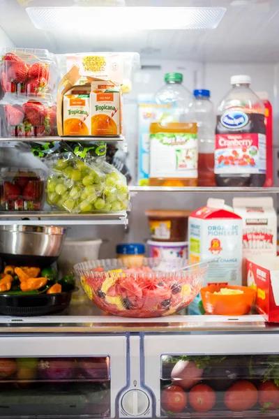 Primer Plano Refrigerador Con Varios Alimentos Dentro — Foto de Stock