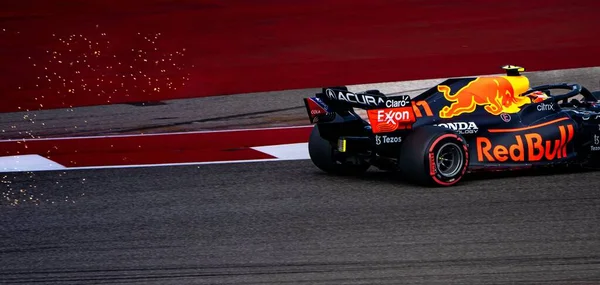 Hızlı bir F12021 USGP yarış arabası Austin TX pistinde Amerika Birleşik Devletleri Kalifiye Günü sırasında