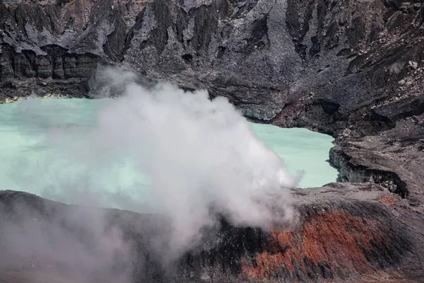 Een Luchtfoto Van Vulkaan Poas Gedeeltelijk Mist Costa Rica — Stockfoto