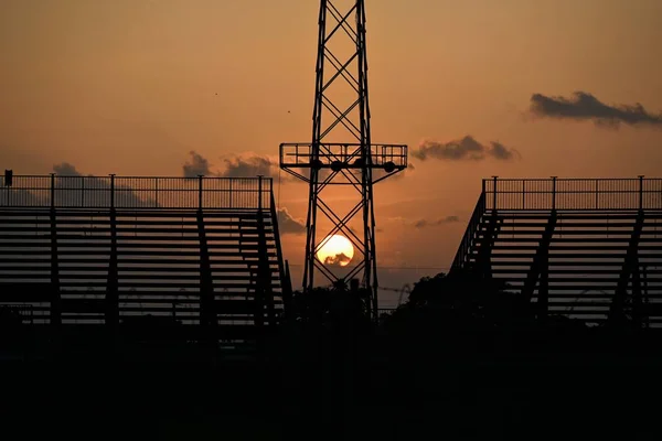 Krásný Výhled Siluetu Věže Budovou Proti Oranžové Obloze Západu Slunce — Stock fotografie