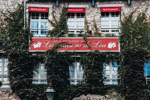 Belle Façade Aux Plantes Une Enseigne Vibrante Hôtel Les Maisons — Photo