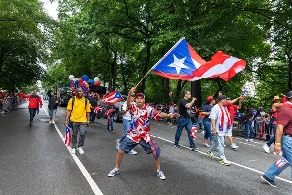 Duży Tłum Ludzi Przybywających Świętować Paradę Dnia Portorykańskiego Nowym Jorku — Zdjęcie stockowe
