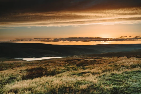 Günbatımında Wessenden Head Rezervuarı, rezervuar manzarası, Peak District Ulusal Parkı, İngiltere