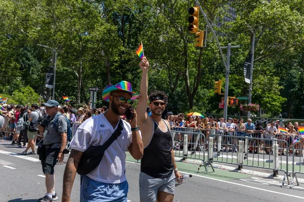 New York City, ABD 'de 2022 sayılı Onur Yürüyüşü' nü kutlayan insanlar