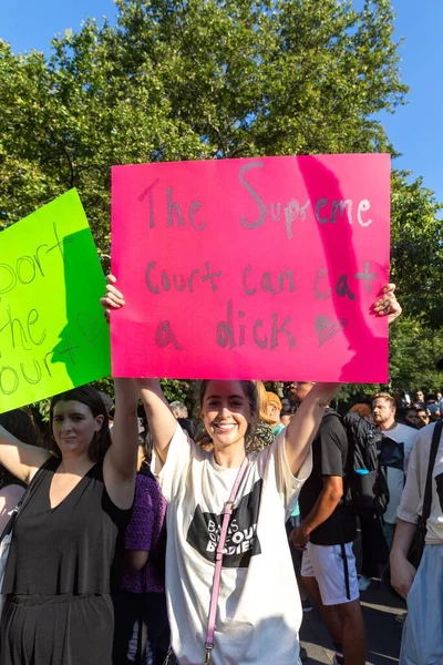 Protestující Pochodující Washington Square Park Poté Nejvyšší Soud Zrušil Roe — Stock fotografie