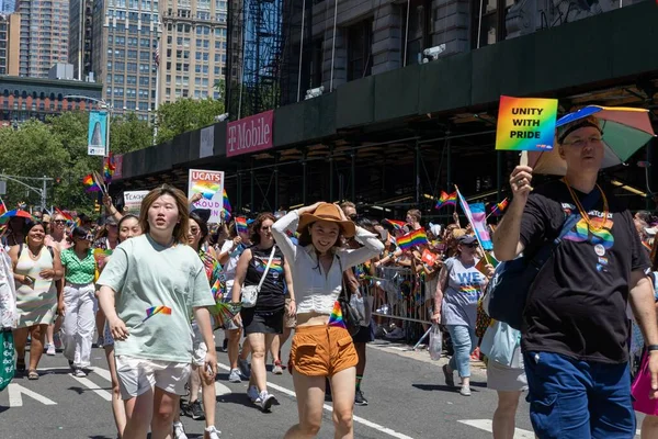 İnsanlar NYC Onur Yürüyüşü 'ne katılıyor.