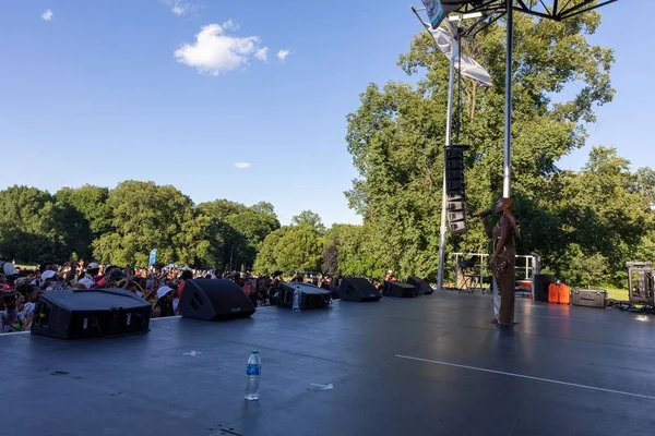在布鲁克林前景公园举行的第13届6月庆祝活动上 一位歌手的特写镜头 — 图库照片