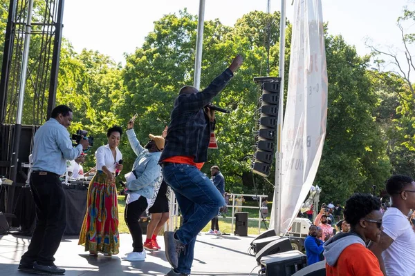 Güneşli bir günde Prospect Park Brooklyn 'de düzenlenen 13. Haziran kutlamasında bir kalabalık.