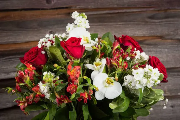 Primo Piano Bel Mazzo Fiori Colorati Uno Sfondo Legno — Foto Stock