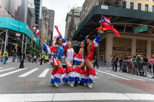 Porto Riko Günü Geçit Töreni 'ni New York City sokaklarında kutlayan kalabalık.