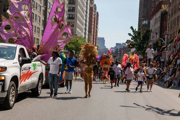 New York sokaklarında büyük bir kalabalık Onur Yürüyüşü 'nü kutluyor.