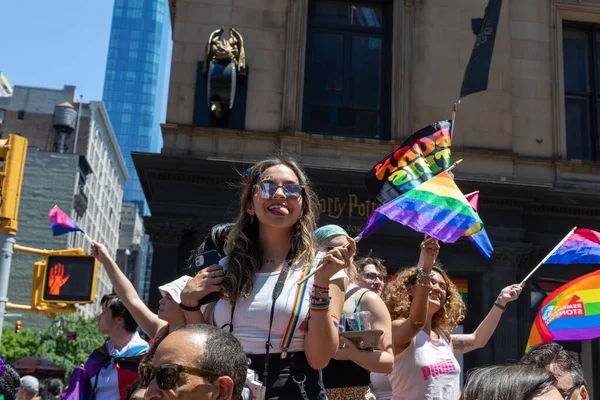 Eine Menschenmenge Mit Lgbt Fahnen Marschiert Bei Einer Pride Parade — Stockfoto