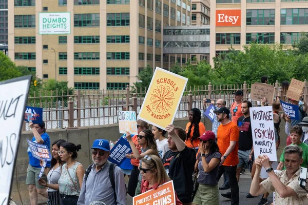 Silahları protesto eden büyük bir kalabalık. Brooklyn 'deki Cadman Plaza' dan Brooklyn Köprüsü üzerinden New York 'a yürüyorum.