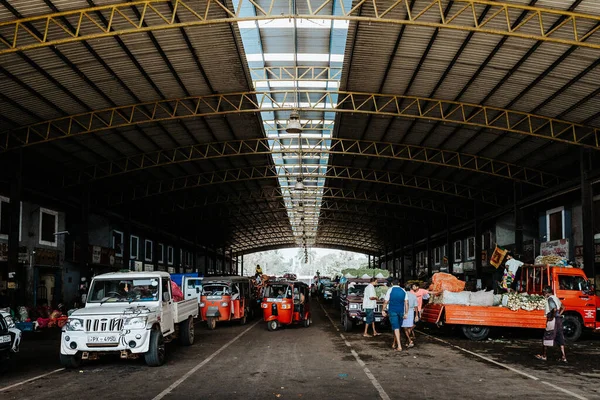 Camión Está Estacionado Bajo Toldo Mercado —  Fotos de Stock