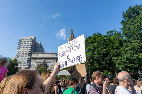 Washington Square Park New York 2022 Tiltakozók Kartontáblákkal Miután Legfelsőbb — Stock Fotó