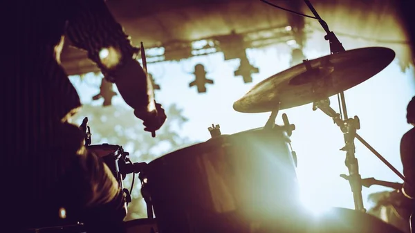 演奏会上的鼓手在舞台上打鼓 音乐乐队和现场音乐背景 — 图库照片