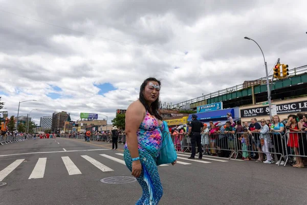 Wielkie Tłumy Ludzi Ulicach Brooklynu Świętują Paradę Syrenek Coney Island — Zdjęcie stockowe