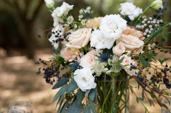 Ein Strauß Schöner Blumenarrangements Einer Glasvase Vor Verschwommenem Hintergrund — Stockfoto