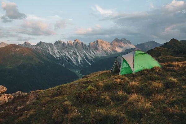 山の景色の上に緑のテントの美しいショット — ストック写真