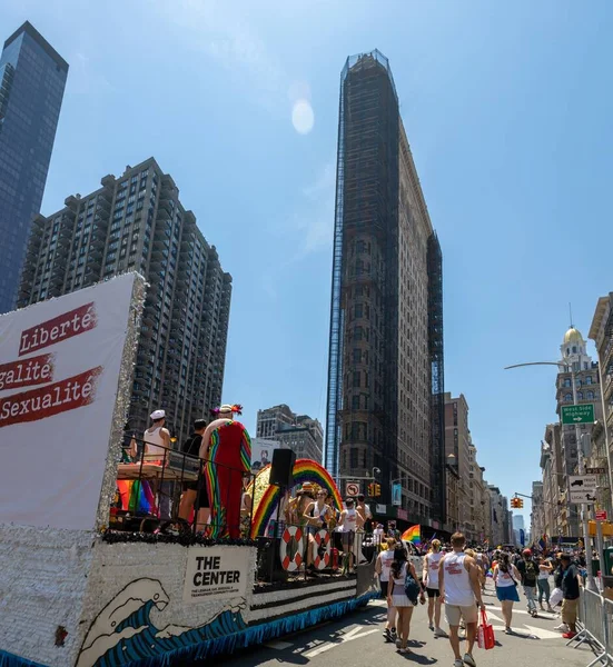 Ludzie Świętujący Paradę Pride Month Parade 2022 Ulicach Nowego Jorku — Zdjęcie stockowe