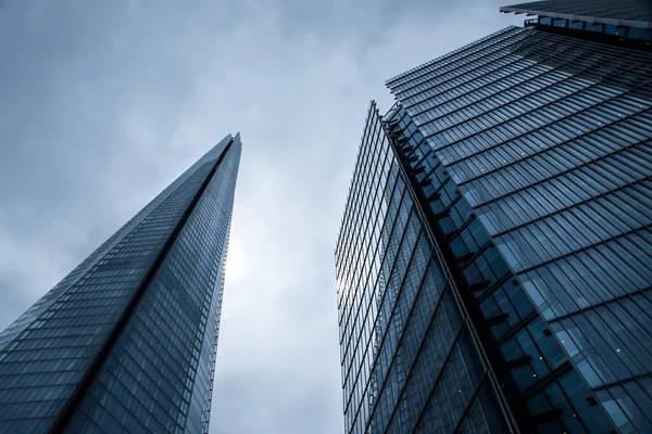 Eine Flache Aufnahme Von Zwei Modernen Architektonischen Glasgebäuden London Großbritannien — Stockfoto