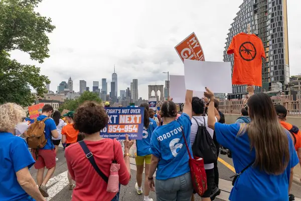 Large Crowd Protesting Guns Walking Cadman Plaza Brooklyn Brooklyn Bridge — Stock Photo, Image