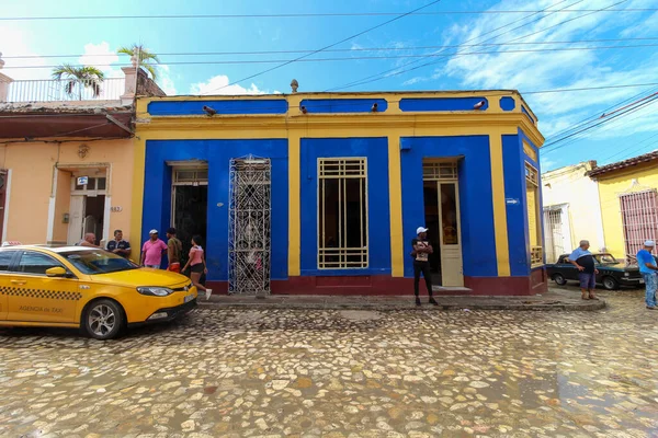 Vista Edificio Macchina Parcheggiata Una Giornata Sole Trinidad — Foto Stock