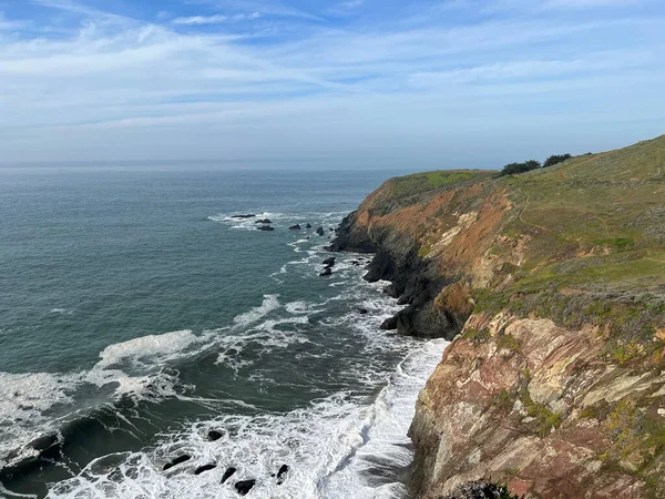 Hermoso Paisaje Marino Acantilados Bajo Cielo Azul Nublado — Foto de Stock