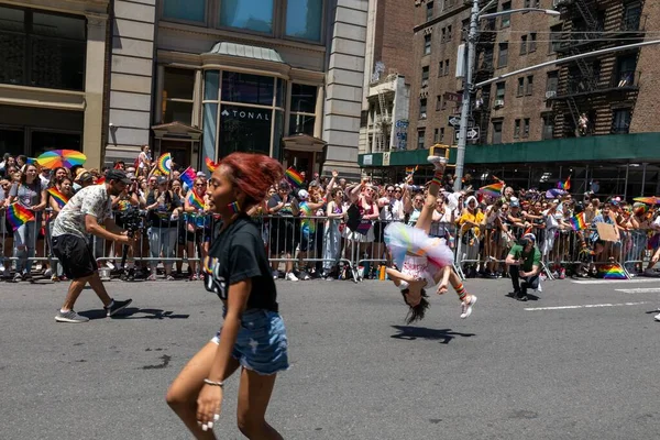 在美国纽约市街头庆祝2022年骄傲月游行的人们 — 图库照片