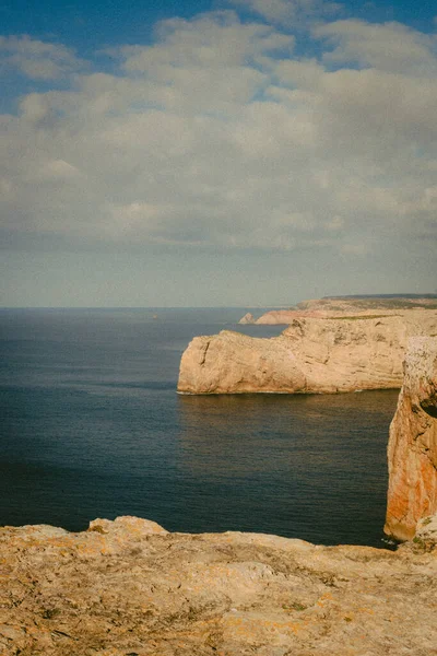 Eine Vertikale Aufnahme Einer Riesigen Klippe Neben Einem Meer — Stockfoto