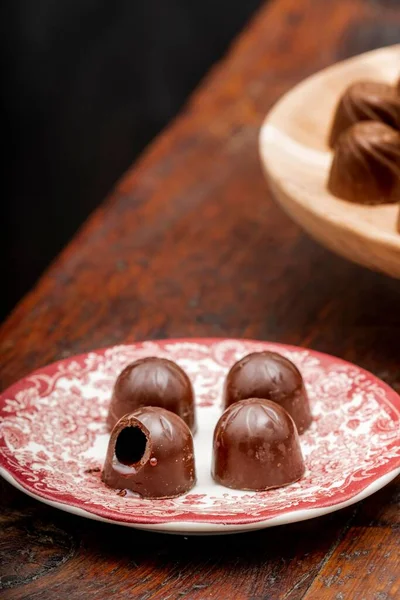 Eine Vertikale Aufnahme Eines Tellers Mit Vier Schokoladenstücken Und Einem — Stockfoto