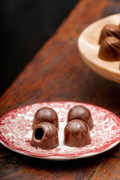 Una Toma Vertical Plato Con Cuatro Trozos Chocolate Uno Mordido —  Fotos de Stock