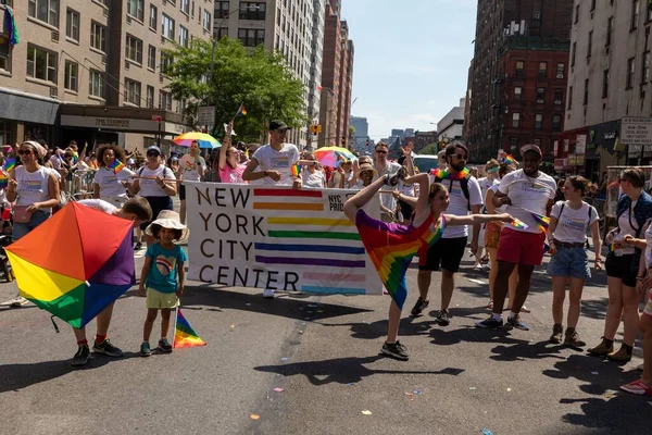 Grande Folla Persone Che Festeggiano Pride Parade Strade New York — Foto Stock