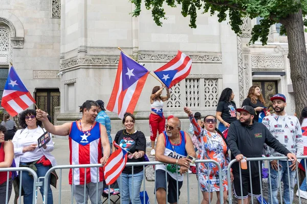 米国ニューヨーク市の路上でプエルトリコの日パレード2022を祝う大群衆 — ストック写真