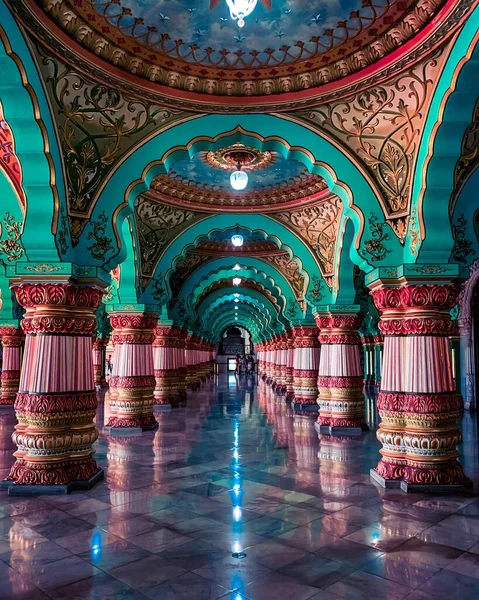 Een Verticaal Schot Van Mysore Palace Kleurrijke Interieurs — Stockfoto