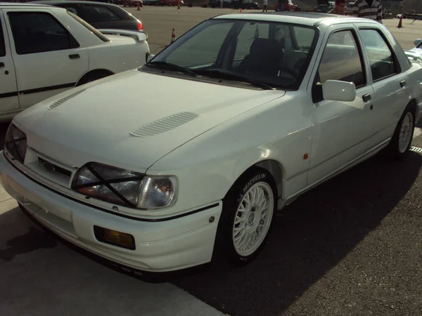 Una Vista Del Coche Callejero Clásico Ford Sierra Estacionado Día —  Fotos de Stock