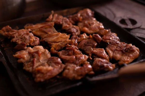 トレイに焼き肉のクローズ — ストック写真