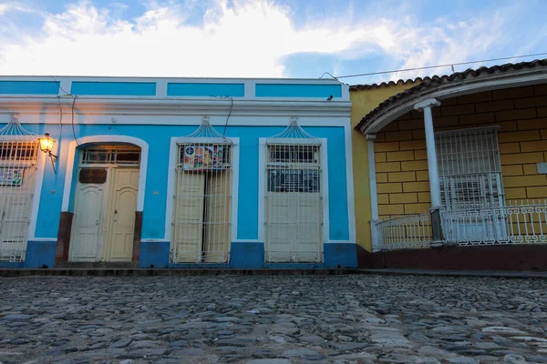 Piękny Widok Kolorowy Budynek Trynidadzie Pod Błękitnym Niebem — Zdjęcie stockowe