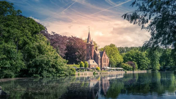 ベルギーのブルージュにある公園の古い大聖堂の景色日没時 — ストック写真