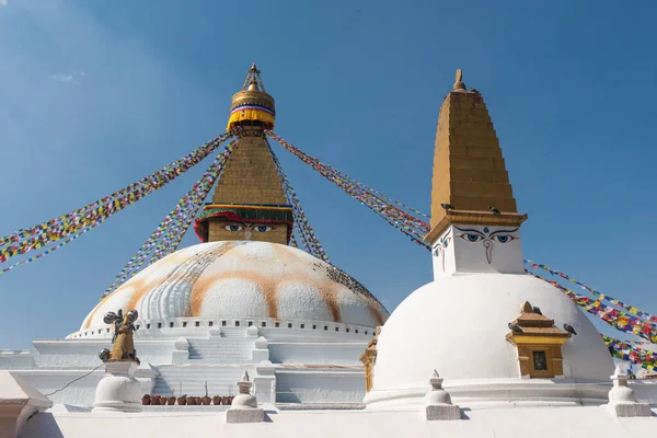 加德满都Boudhanath Stupa白色佛教纪念碑的低角照片 — 图库照片