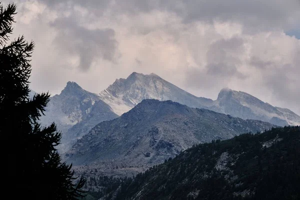 Pemandangan Indah Pegunungan Bersalju Melawan Langit Yang Mendung — Stok Foto