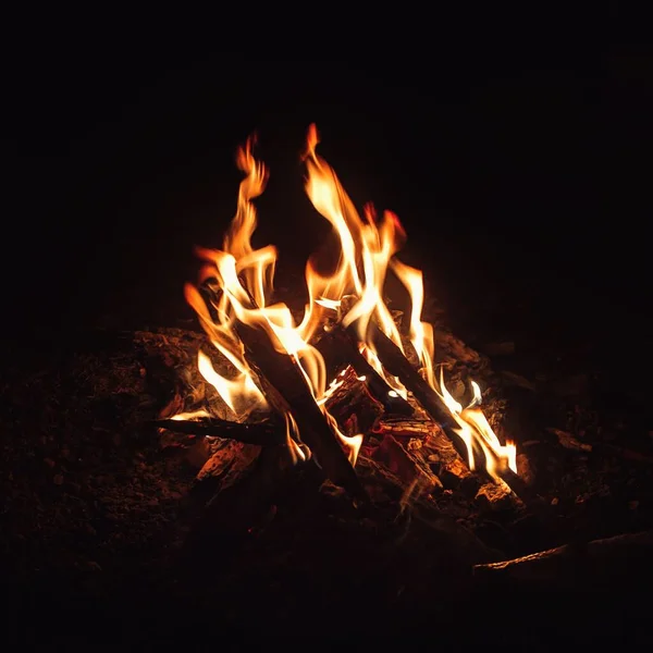 Eine Nahaufnahme Des Lagerfeuers Dunkeln — Stockfoto