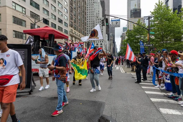Large Crowds People Streets Manhattan Celebrating Puerto Rican Day Parade — Stock Photo, Image