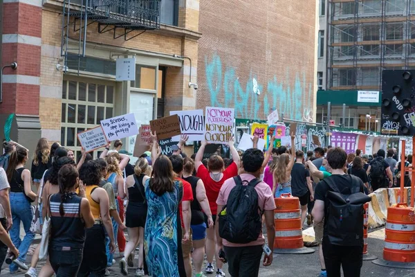 Roe Wadeが転覆した後 ニューヨークのFoley Squareに歩いて段ボールサインを持つ抗議者のグループ — ストック写真