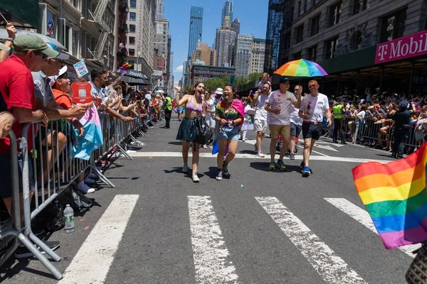Vrolijke Mensen Wandelen Trotse Parade New York City Juni 2022 — Stockfoto